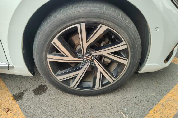 Used Volkswagen FAW-Volkswagen CC 2021 380TSI Striking Edition 30th Anniversary Model Right Front Wheel Hub