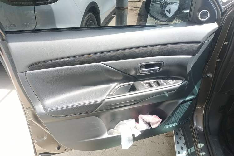 Used Mitsubishi Outlander 2018 2.0L Two-Wheel Drive Glory Edition 5 Seats Interior 4