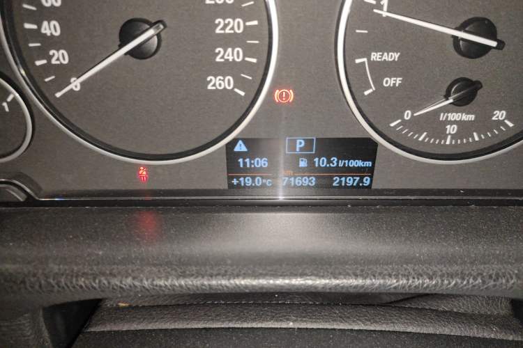 Used BMW 3 Series 2016 316Li Fashion Model Odometer Close Up
