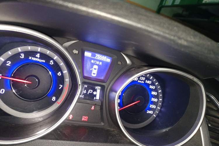 Used Hyundai Elantra (5th Generation / Langdong) 2016 1.6L Automatic Prestige Model Odometer Close Up