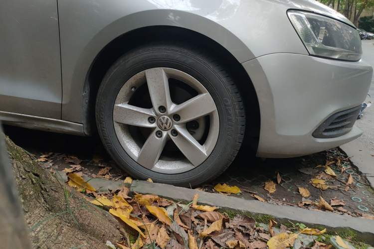 Used Volkswagen Sagitar 2012 1.4TSI Automatic Fashion Edition Right Front Wheel Hub