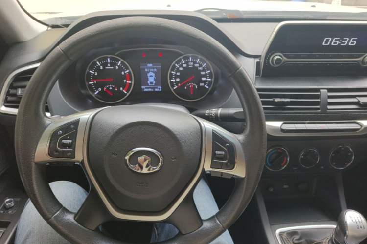 Used Great Wall Wingle 7 2022 2.0T Gasoline Two-Wheel Drive Value Edition Big Double GW4C20B Center Console