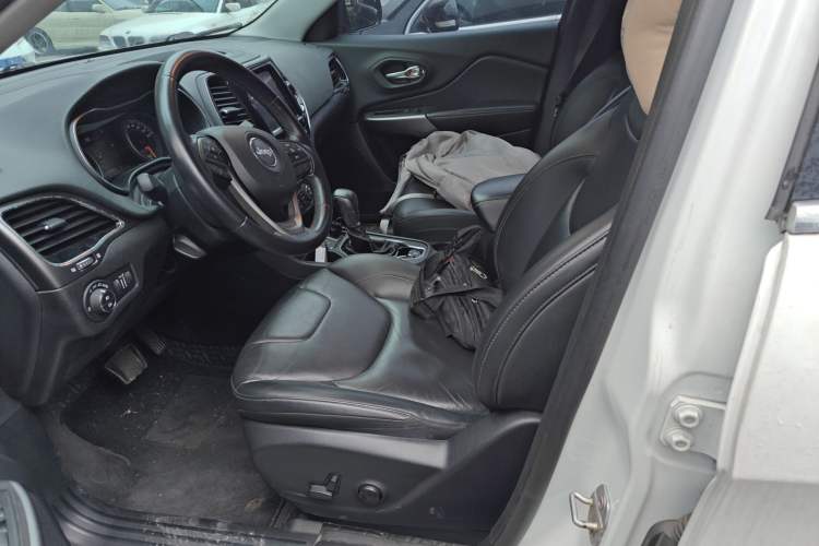 Used Jeep Cherokee 2019 2.0T Two-Wheel Drive Smart Enjoyment Version China V Left Front Seat