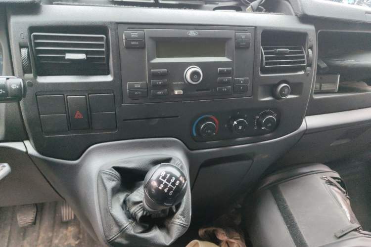 Used Ford Transit Custom 2015 2.4T Short-Wheelbase 6-Seater Mid-Roof Multi-Purpose Vehicle
