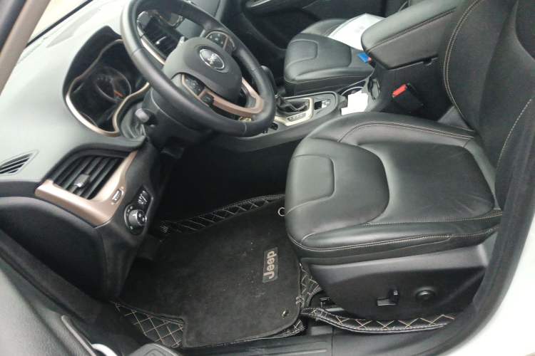 Used Jeep Cherokee 2017 2.0L Superior Edition Left Front Seat