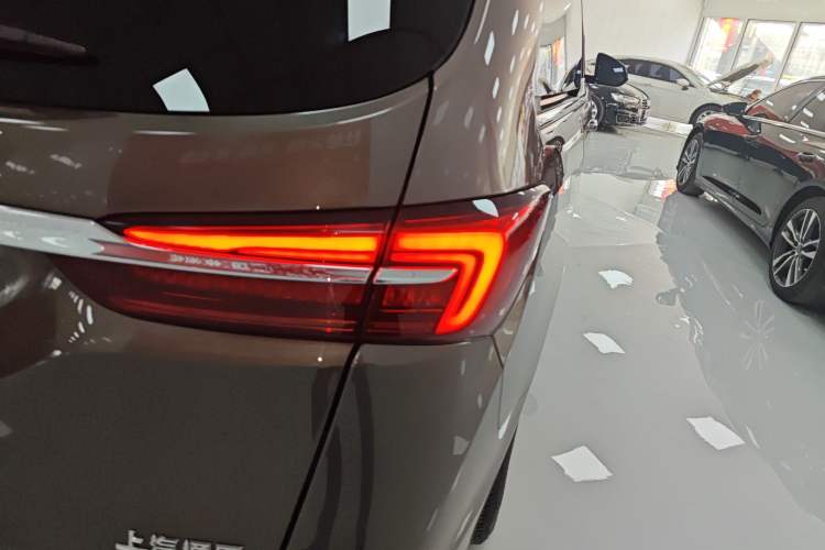 Used Buick GL8 2023 Facelifted Land Cruiser Executive Luxury Version