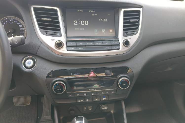 Used Hyundai Tucson 2015 1.6T Dual-Clutch Two-Wheel-Drive Smart Model Audio And AC Panel