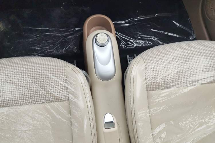Used Wuling Hongguang MINIEV 2025 Four-Door Version Advanced Edition Gear Lever