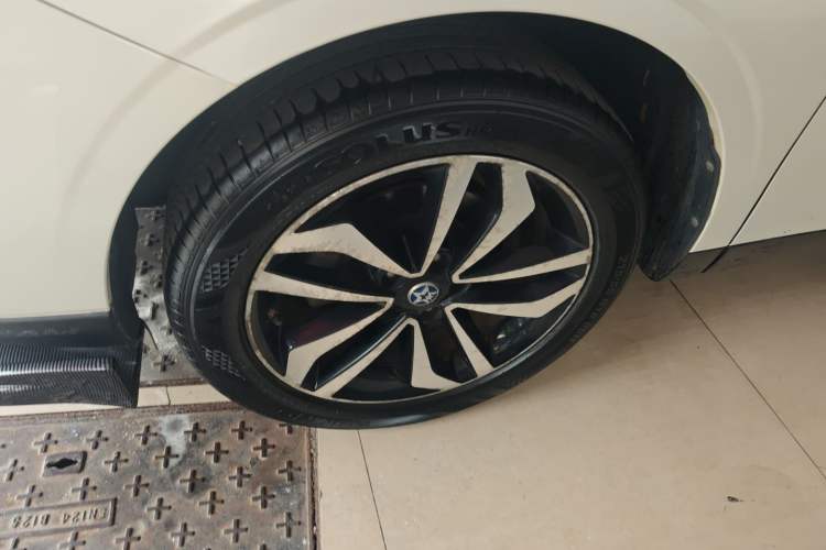 Used Venucia T90 2017 2.0L CVT Smart Edition Left Front Wheel Hub