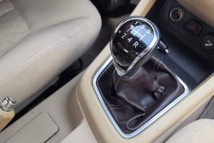 Used Baojun 730 2014 1.5L manual standard trim 7 seats Gear Lever