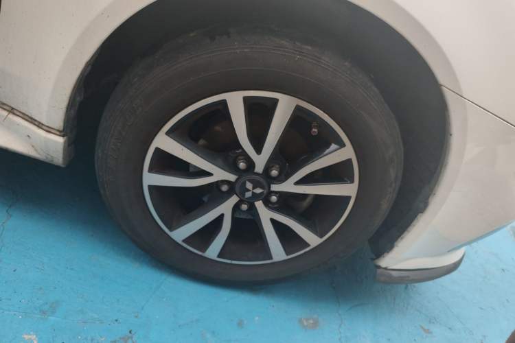 Used Mitsubishi Lancer EX 2016 1.8L Manual Black-and-White Retro Edition Right Front Wheel Hub