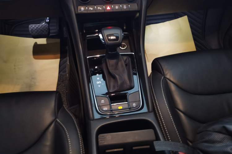 Used Skoda Kodiaq 2019 Facelifted TSI330 5-Seater Two-Wheel-Drive Luxury Enjoyment Edition China VI Standard Gear Lever