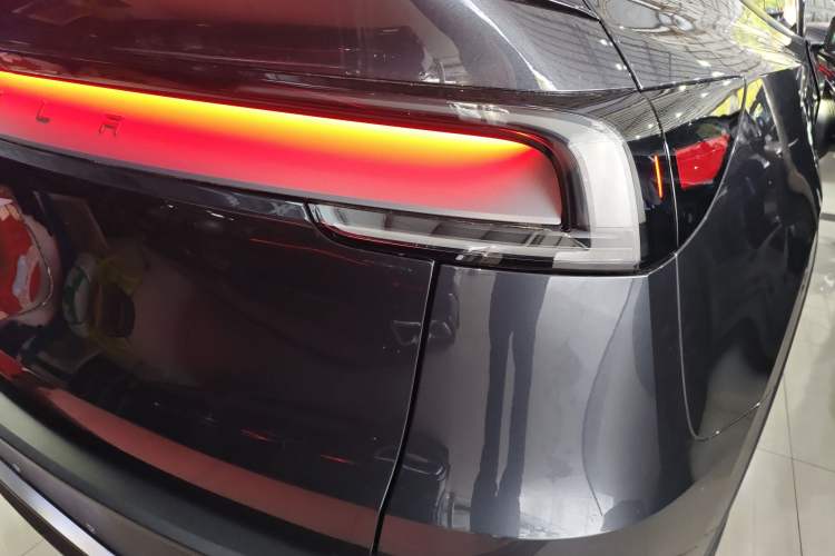 Used Tesla Model Y L 2025 Model Long-Range All-Wheel-Drive Version
