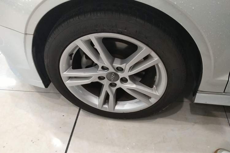 Used Audi A3 2019 Limousine 35 TFSI Fashion Edition China VI Emission Standard Left Front Wheel Hub