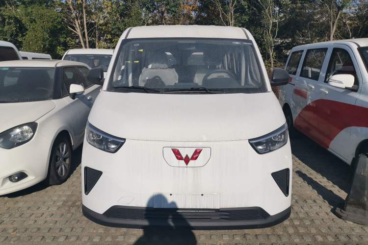 Used Wuling Yangguang 2024 300KM Comfort Version Passenger Van 75kW
