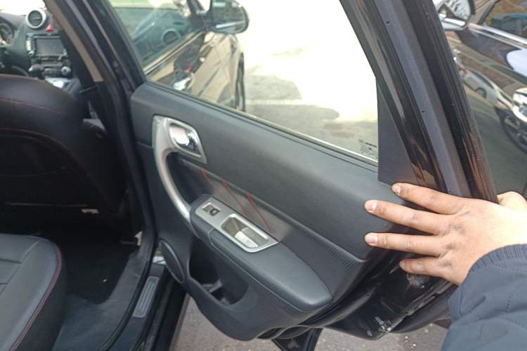 Used Haval H6 2013 Upgraded Model 2.4L Automatic Two-Wheel Drive Elite Version