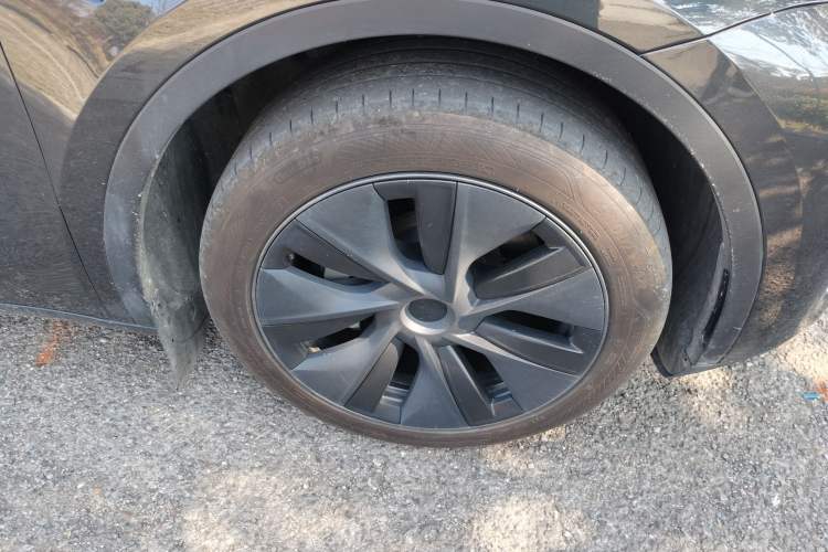 Used Tesla Model Y 2024 Rear-Wheel-Drive Version Right Front Wheel Hub