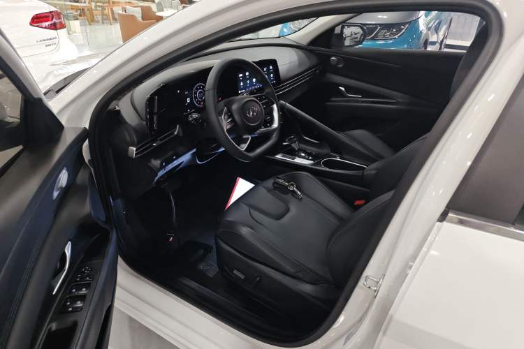 Used Hyundai Elantra 2022 1.5L CVT LUX Prestige Edition Driver Seat