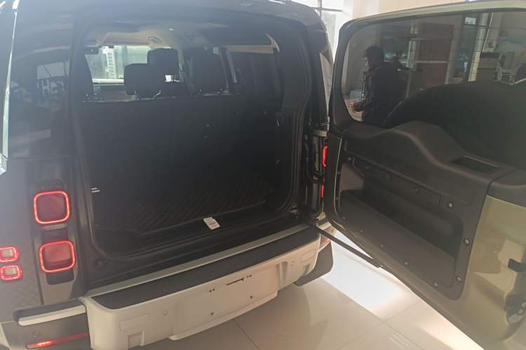 Used Land Rover Defender 2023 Facelift 110 3.0T P400 Dark Edition
