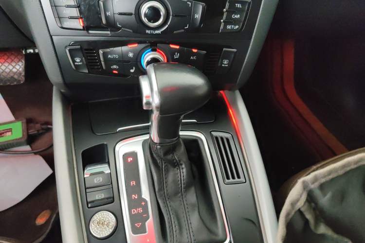 Used Audi Q5 2017 40 TFSI Ambition Edition Gear Lever