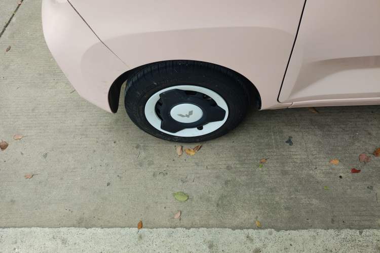 Used Wuling Hongguang MINIEV 2022 Macaron Fashion Model Lithium Iron Phosphate Left Front Wheel Hub