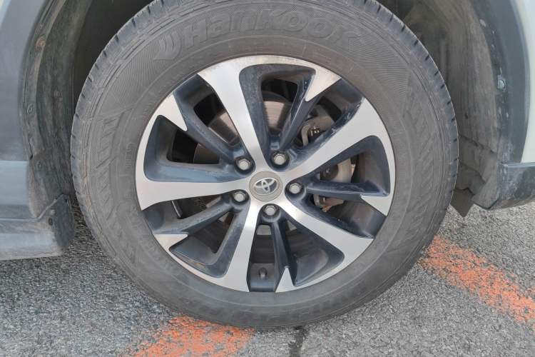 Used Toyota RAV4 2016 2.0L CVT Two-Wheel Drive Fashion Edition China V Standard