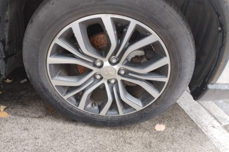 Used Mitsubishi Outlander 2018 2.0L Two-Wheel Drive Glory Edition 5 Seats Right Front Wheel Hub