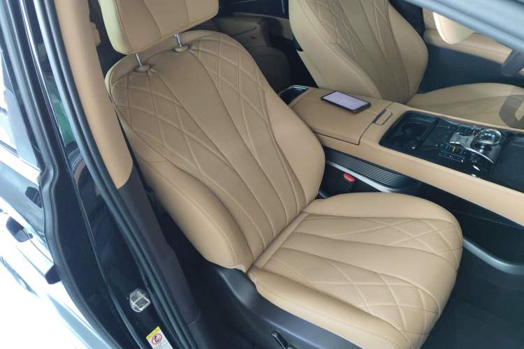 Used Denza D9 2025 DM-i Smart Drive 1020 Four-Wheel Drive Deluxe Model
