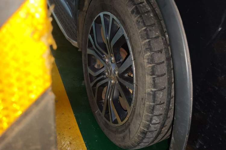 Used Mitsubishi Outlander 2018 2.4L 4x4 Elite Edition 5 Seats Right Front Wheel Hub