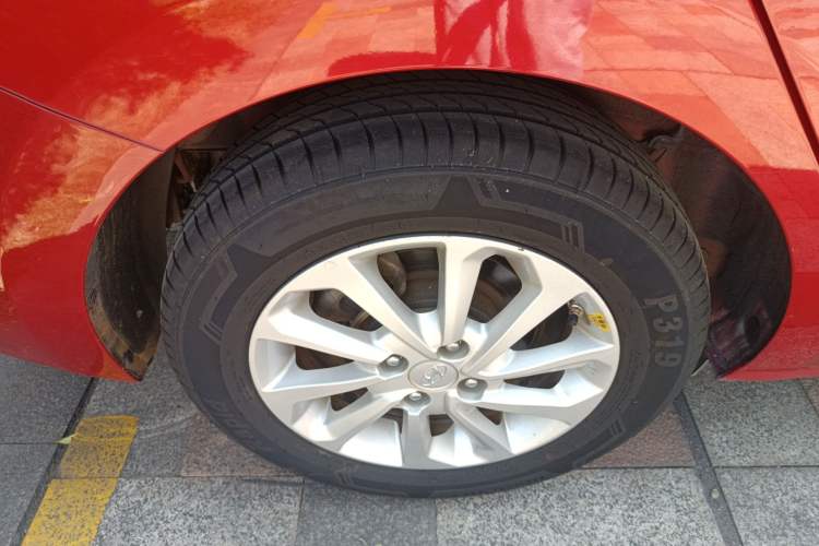 Used Hyundai Verna (new generation) 2016 1.4L Manual Cool Edition GLS Right Rear Wheel Hub