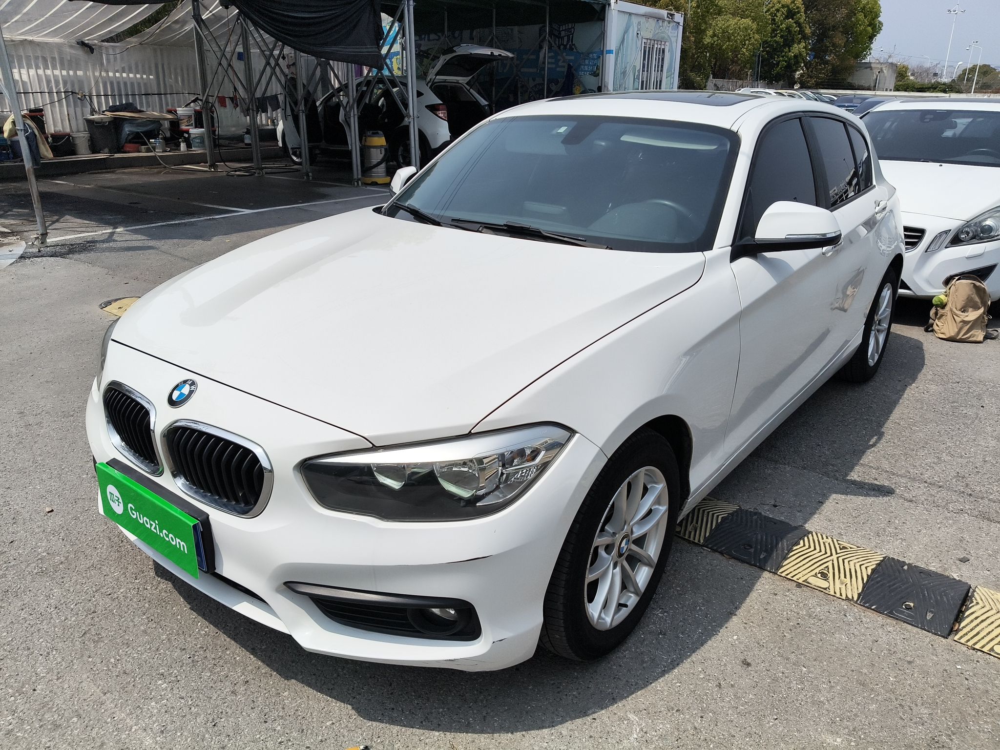 Под передней частью автомобиля