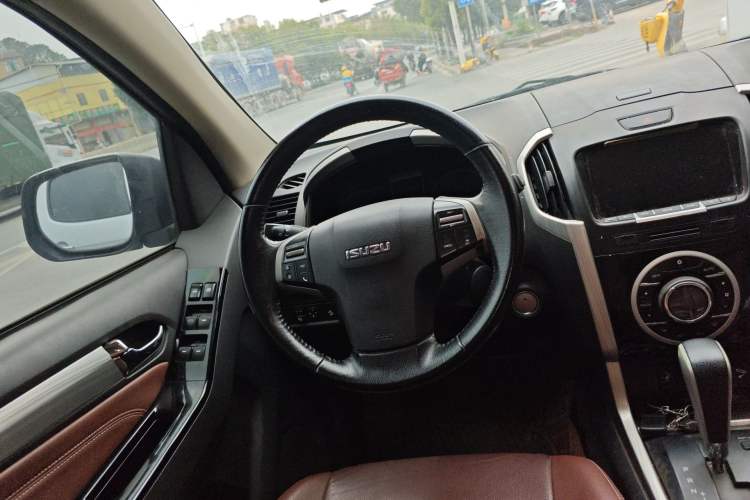 Used Isuzu D-MAX 2018 3.0T Four-Wheel Drive Automatic Ultra-Luxury Version 4JJ1-TC HI