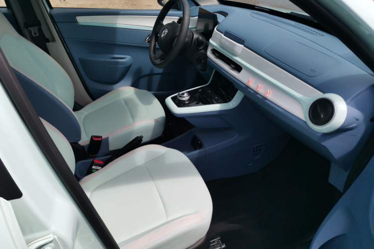 Used Dongfeng NAMMI BOX 2022 Chasing Wind Edition 331 km Standard Model Right Front Seat