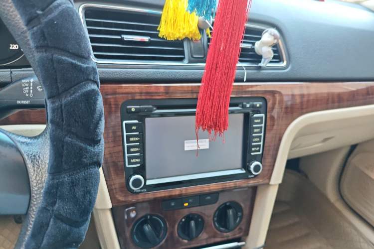 Used Volkswagen Lavida 2013 1.6L Manual Fashion Edition Audio And AC Panel