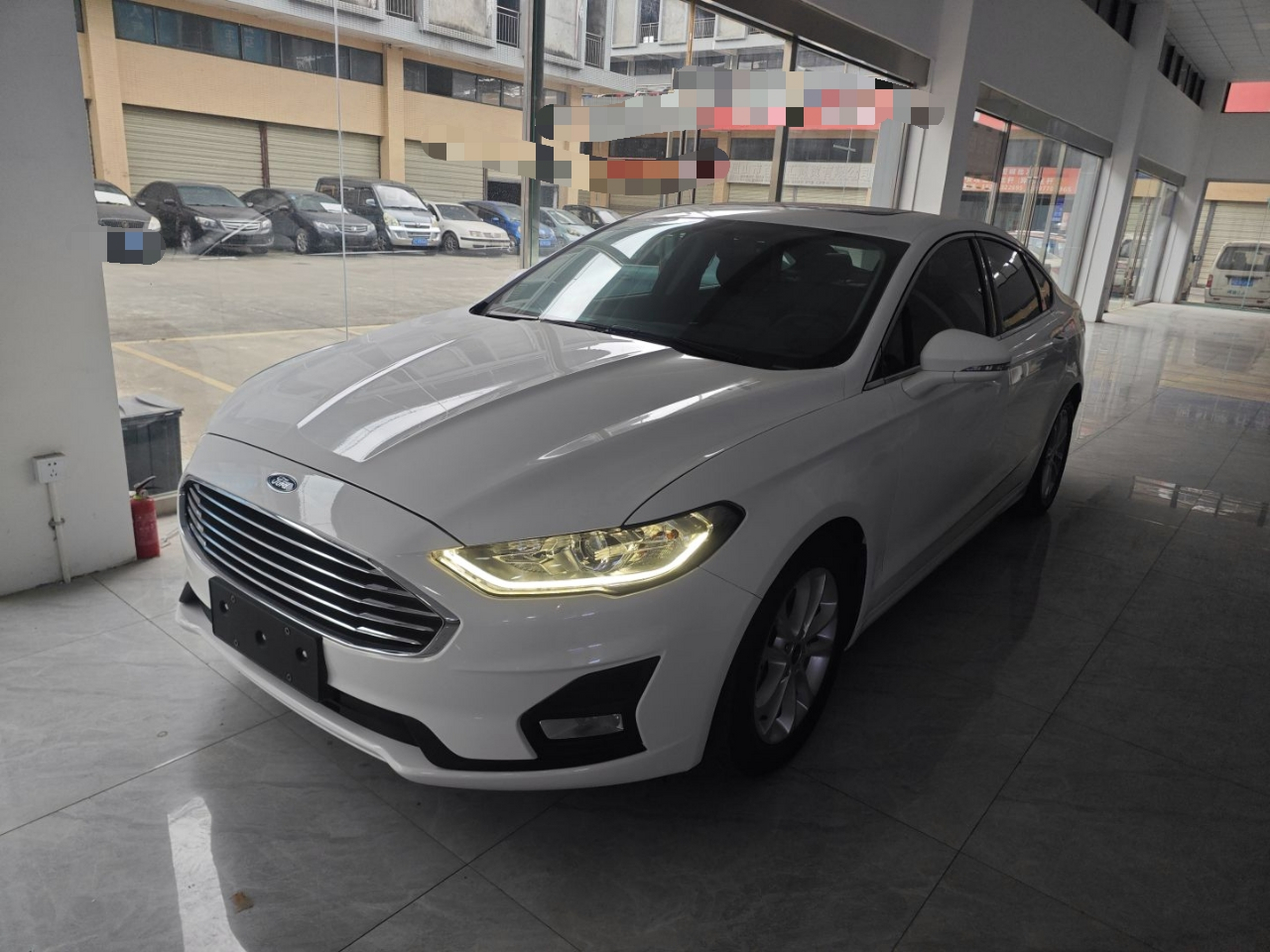 تحت مقدمة السيارة