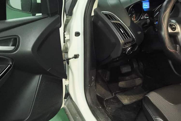 Used Ford Focus 2012 Sedan 1.6L Automatic Fashion Edition
