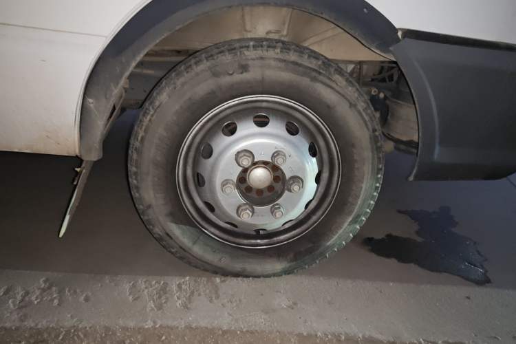 Used Iveco Daily 2022 2.5T A37 M1 Passenger Van 5-9 Seats Long Wheelbase Mid-Roof Design Dual Tires Side Sliding Doors