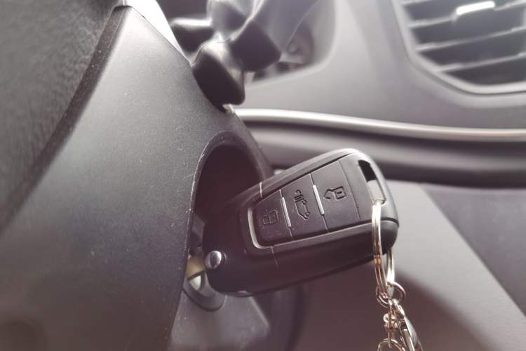 Used SAIC MAXUS Xintu V80 2023 2.0T Manual Classic Aoyuntong Short Wheelbase Ultra-Low Roof 5/6-Seater
