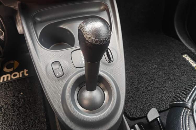 Used smart fortwo 2015 1.0L 52 kW Hardtop Passion Edition Gear Lever