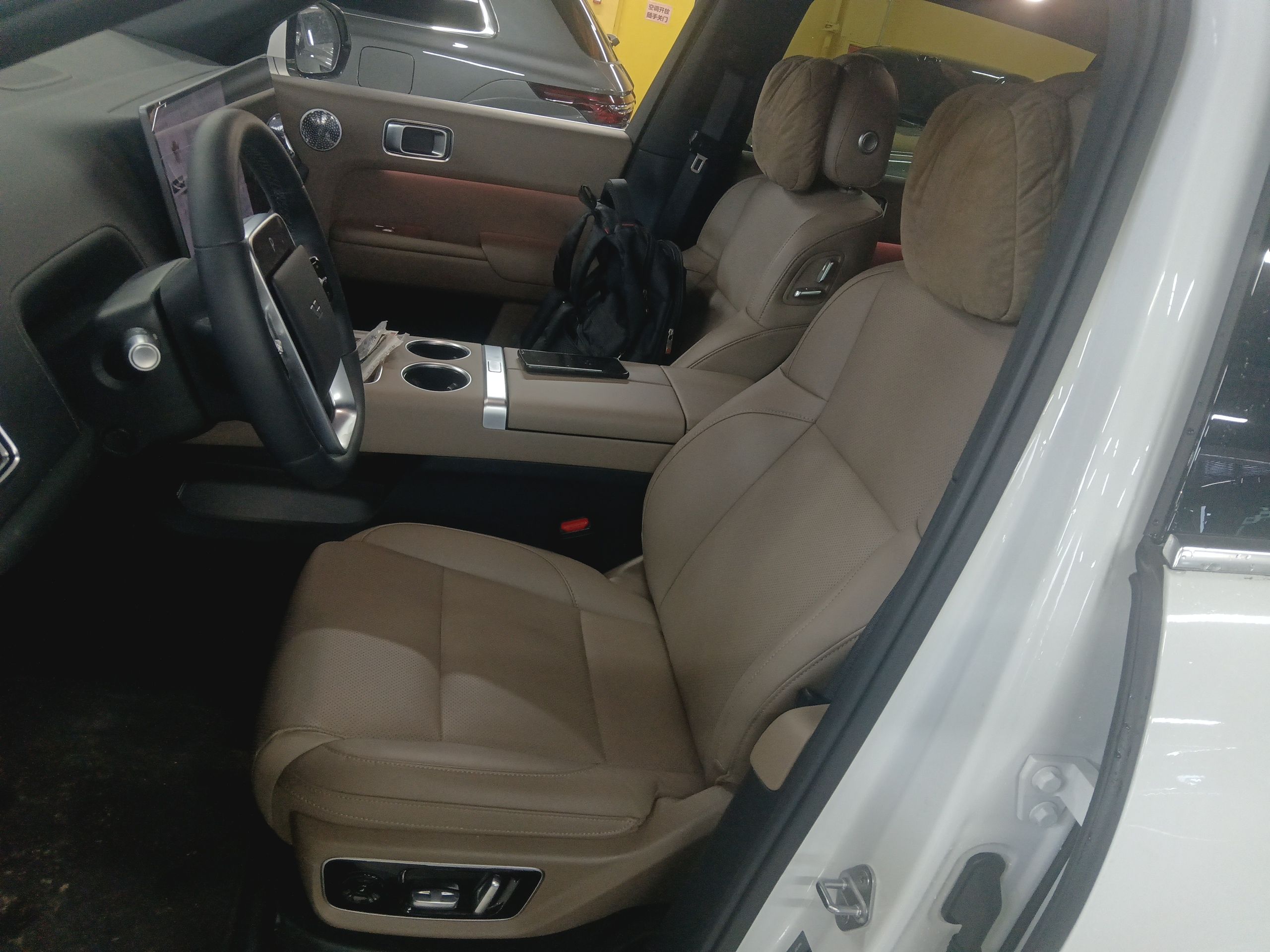 المقاعد الأمامية داخل السيارة