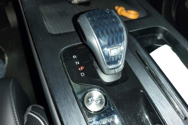 Used GAC Trumpchi GS8 2022 Dual-Engine Series 2.0TM Two-Wheel Drive Prestige Edition (7 Seats) Gear Lever