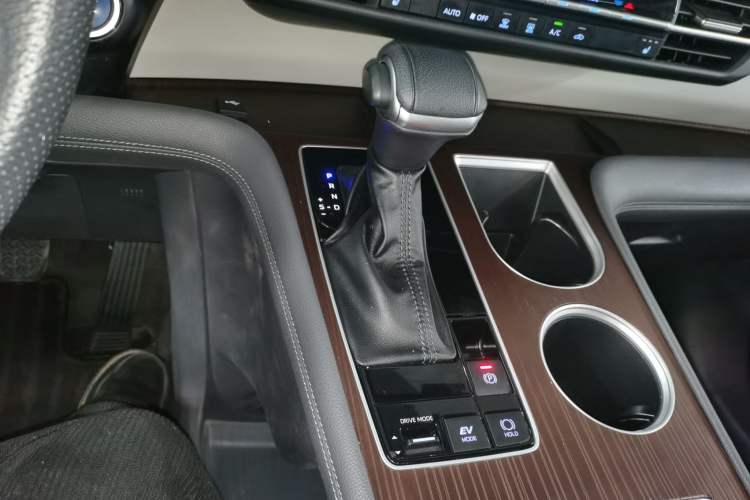 Used Toyota Granvia 2022 2.5L Hybrid Premium Edition
