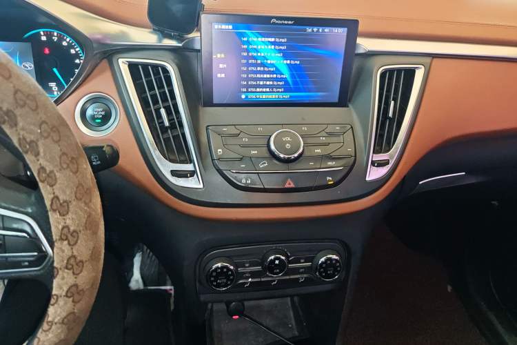 Used Soueast DX7 2018 1.5T Automatic Glory Edition Audio And AC Panel