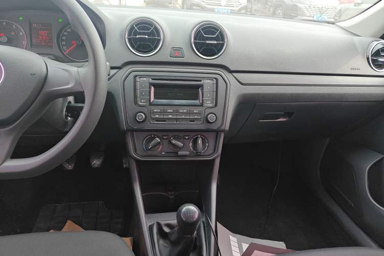 Used Volkswagen Jetta 2019 Dream Edition 1.4L Manual Fashion Version Audio And AC Panel