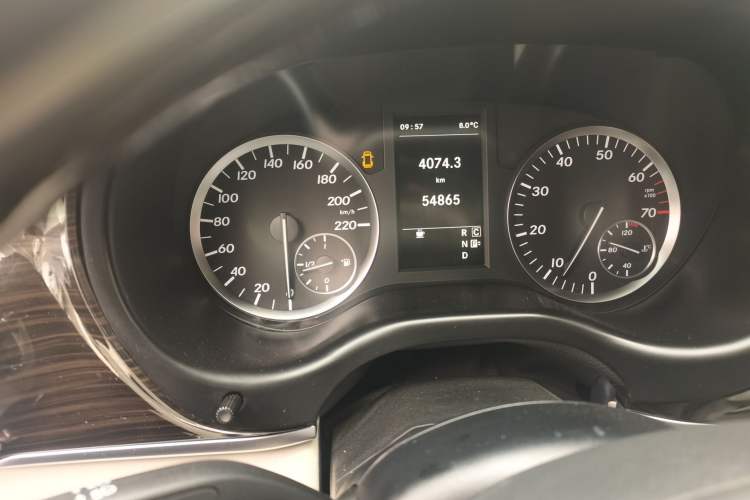 Used Mercedes-Benz Vito 2016 2.0T Elite Edition Odometer Close Up