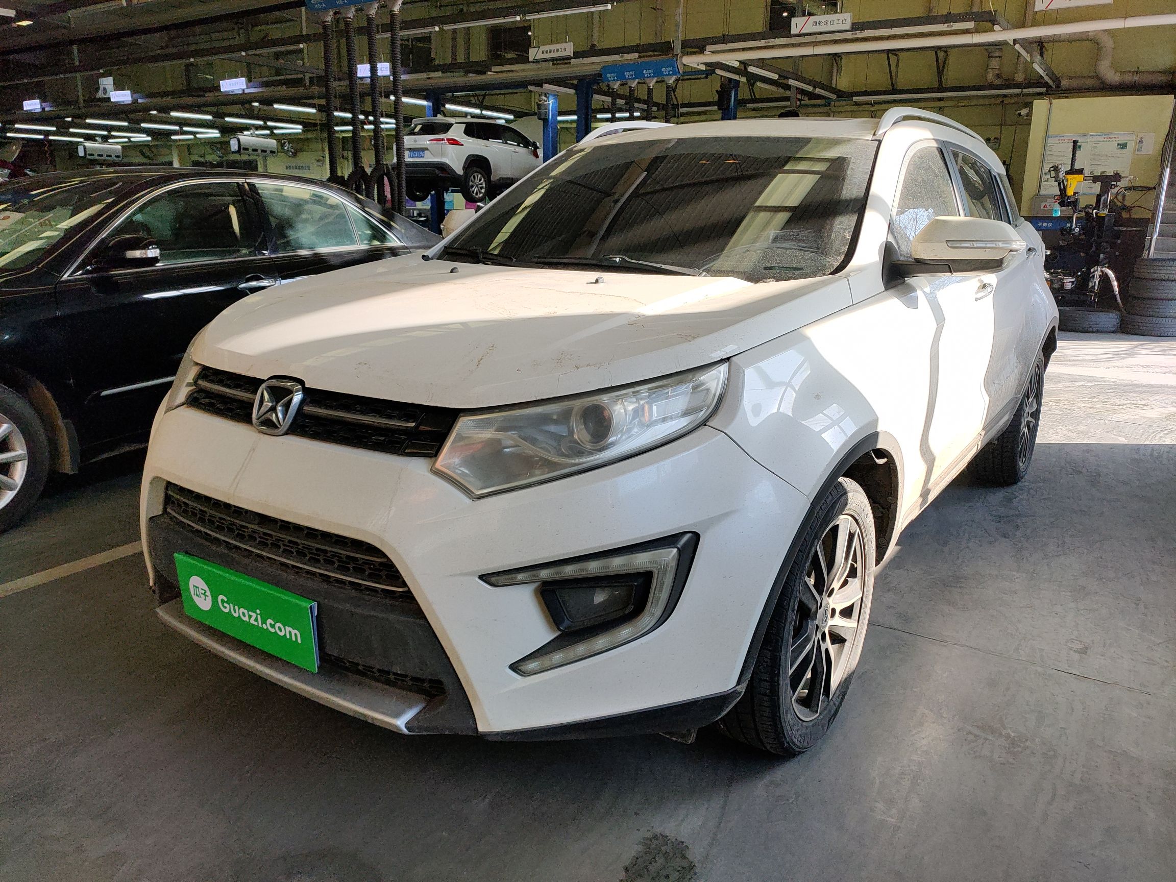 تحت مقدمة السيارة