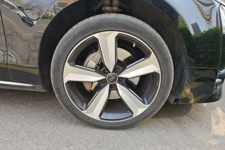 Used Audi A8 2017 A8L 45 TFSI quattro Leading Elite Edition Right Front Wheel Hub