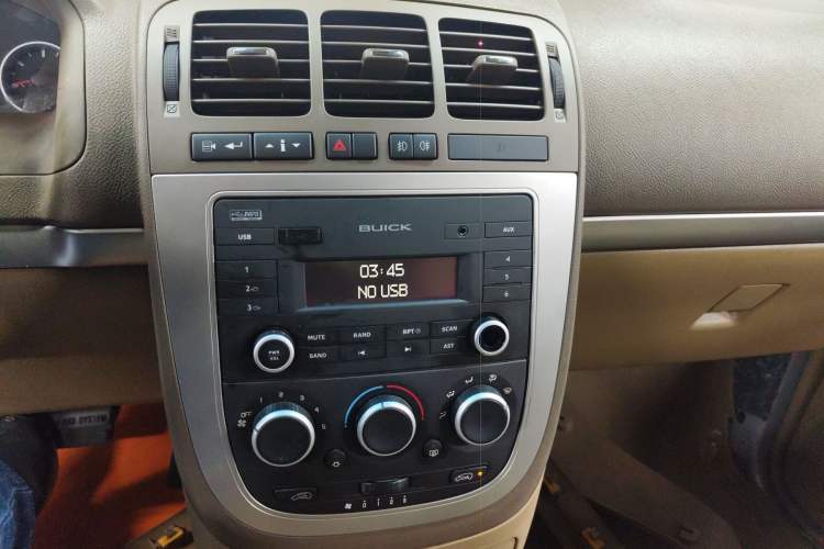 Used Buick GL8 2014 2.4L Classic Edition Audio And AC Panel