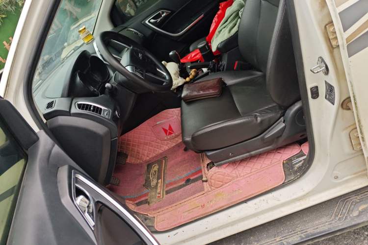 Used JMC Yuhu 5 2018 2.4T Classic Edition Diesel Manual 4x4 Luxury Shield Version with Extended Wheelbase Left Front Seat