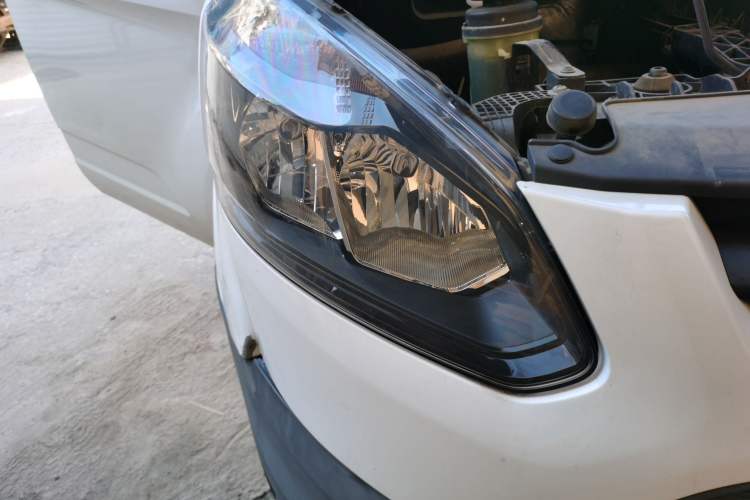 Used Ford Transit 2019 2.0T Diesel Multi-Purpose Commercial Vehicle Short Wheelbase Mid-Roof Design 6-Seater China VI Standard
